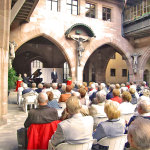 Das Publikum lauscht aufmerksam den Gesangskünsten der jungen Musiker der Hochschule für Musik