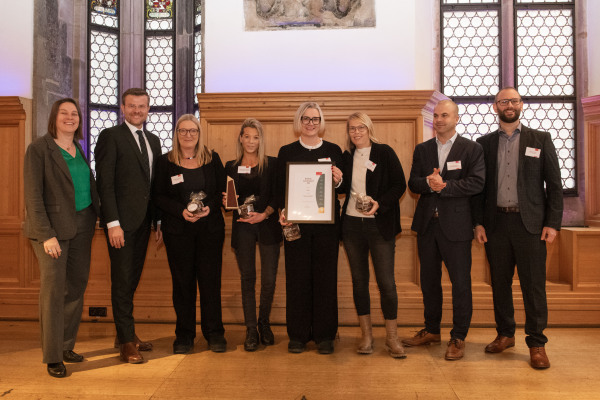 Dritte Preisträgerinnen beim Innovations-Award der Stadt Nürnberg. Ausgezeichnet wurde die Online-Beratung im Sozialreferat.V.l.n.r.: Sozialreferentin Elisabeth Ries, Oberbürgermeister Marcus König, Pflegestützpunktsleiterin Christel Krumwiede, Sozialamtsmitarbeiterin Hannah Chao-Kinkelin, stellv. Pflegestützpunktsleiterin Stefanie Gibson, Jugendamtsmitarbeiterin Silke Gropp, Leiter des Amts für Digitalisierung und Prozessorganisation Dr. Matthias Latus und Gesamtpersonalratsvorsitzender Fabian Körber.