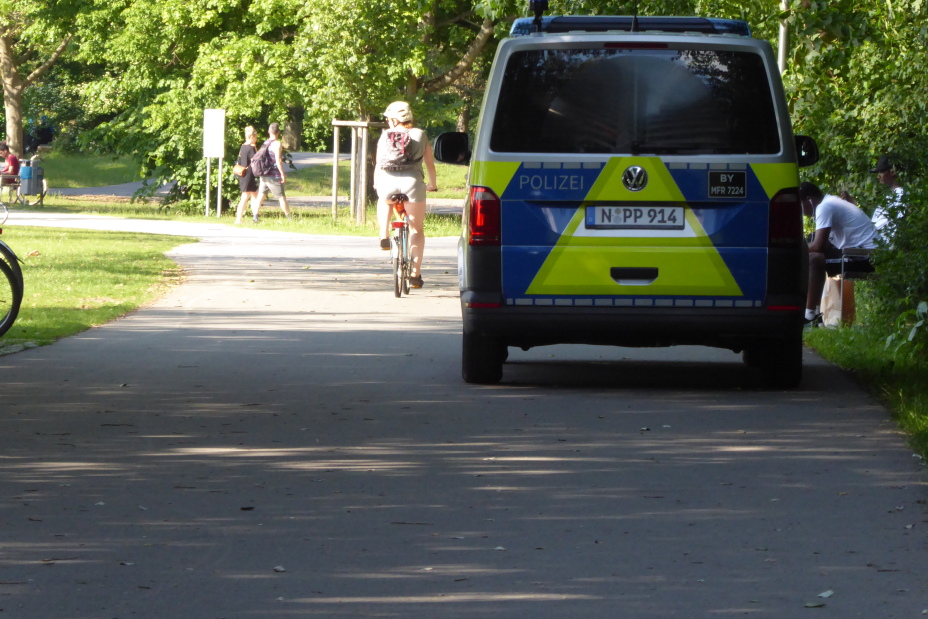 Polizeiauto fährt in Park Streife