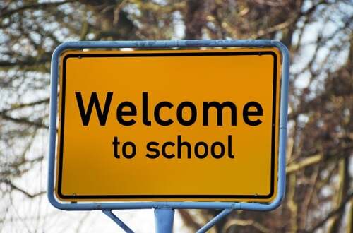 Ortsschild mit der Beschriftung "Welcome to school" © Geralt / www.pixabay.de