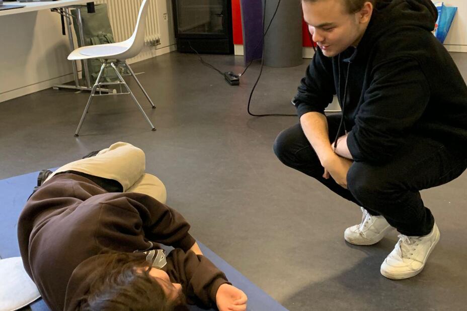 Ansprechen einer verletzten Person, Bild © M. Meier / Sigena-Gymnasium