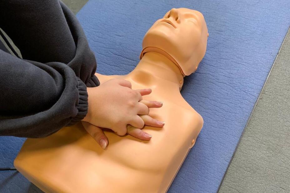 Herz-Rhythmus-Massage, Bild © M. Meier / Sigena-Gymnasium