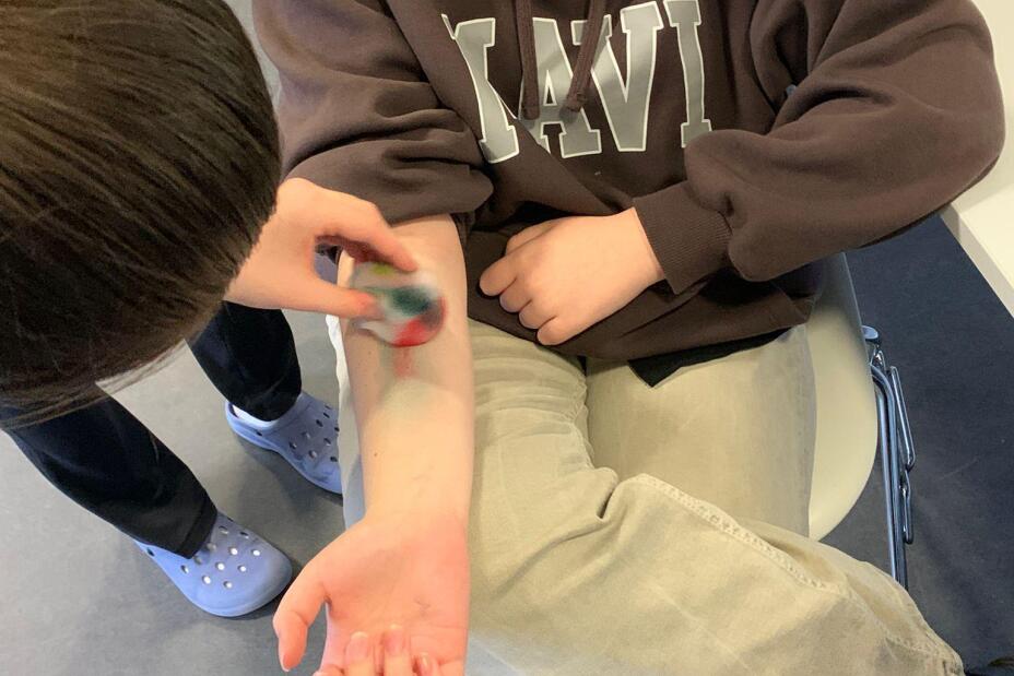 Wundversorgung, Bild © M. Meier / Sigena-Gymnasium