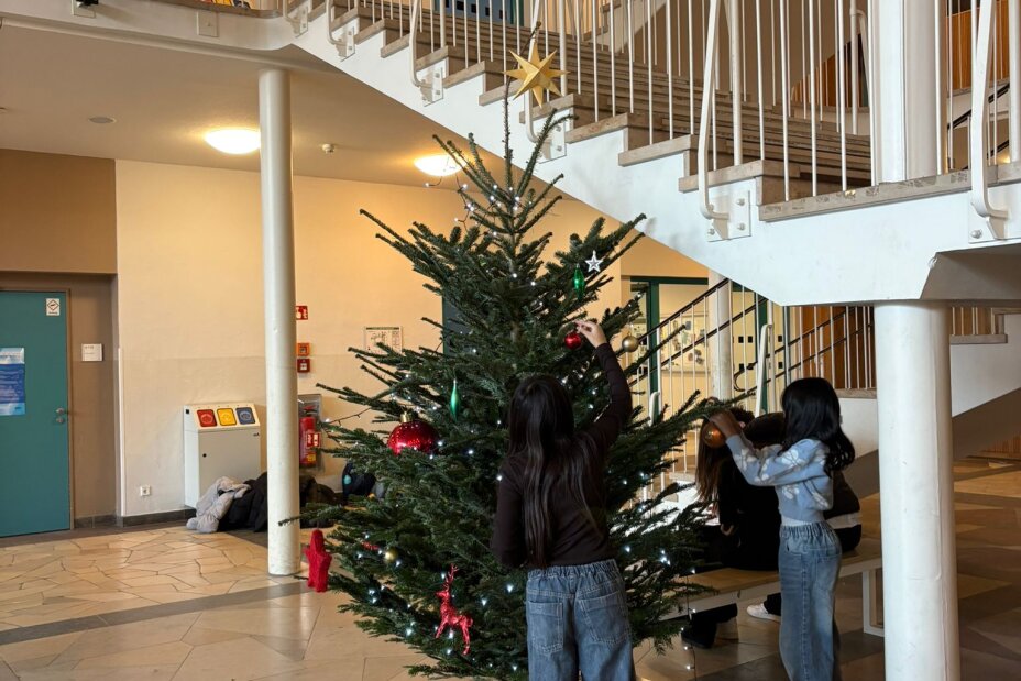 Bild © T. Metz / Sigena-Gymnasium Zwei Schülerinnen schmücken einen Christbaum in der Aula, Bild © T. Metz / Sigena-Gymnasium