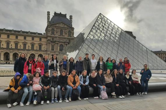 2023 Pyramide Louvre Groupe