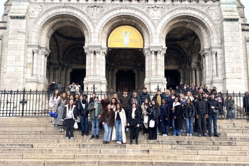 Eine Schülergruppe auf der Treppe zum Eingang der Basilika Sacré-Cœur, Bild © A. Lorenz / Sigena-Gymnasium