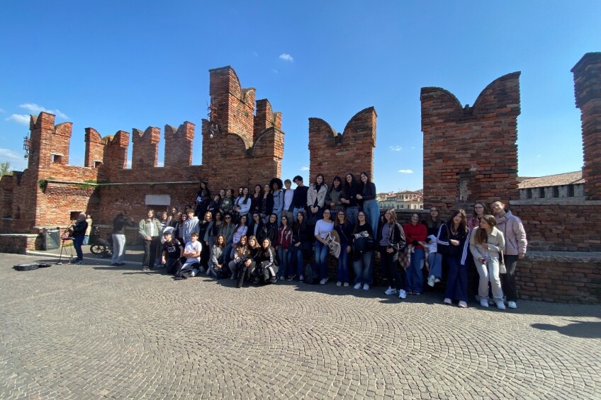 Schülergruppe auf dem Castel Vecchio