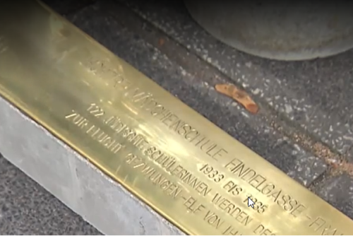 Nahaufnahme der am 16.10. verlegten Stolperschwelle © BR-Studio Franken / Bayerischer Rundfunk