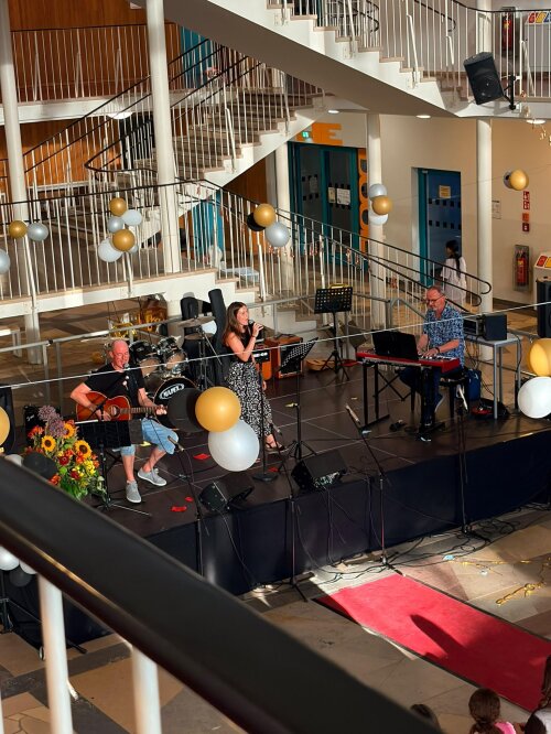 Eine Band spielt auf der Bühne in der Aula