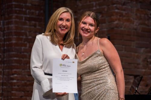 Jennifer Vorobiev mit Ministerin Anna Stolz © Martin Fröhlich / Talent im Land - Bayern