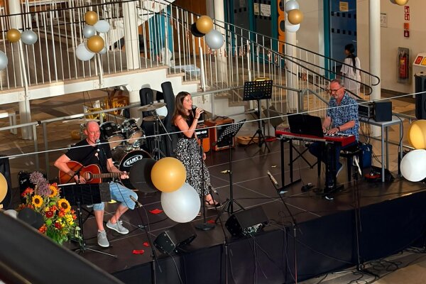 Eine Band spielt auf der Bühne in der Aula