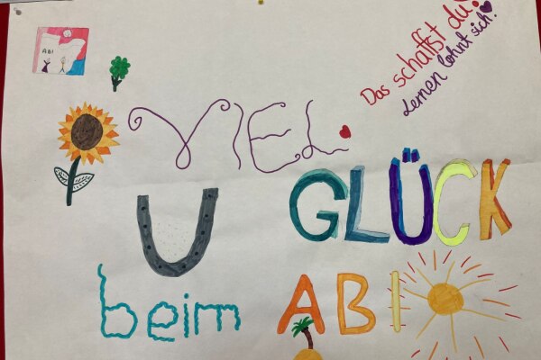 Plakat einer Fünftklässlerin mit motivierenden Sprüchen für die Prüflinge