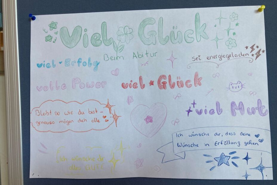 Plakat einer Fünftklässlerin mit motivierenden Sprüchen für die Prüflinge, Bild © S. Graßl / Sigena-Gymnasium