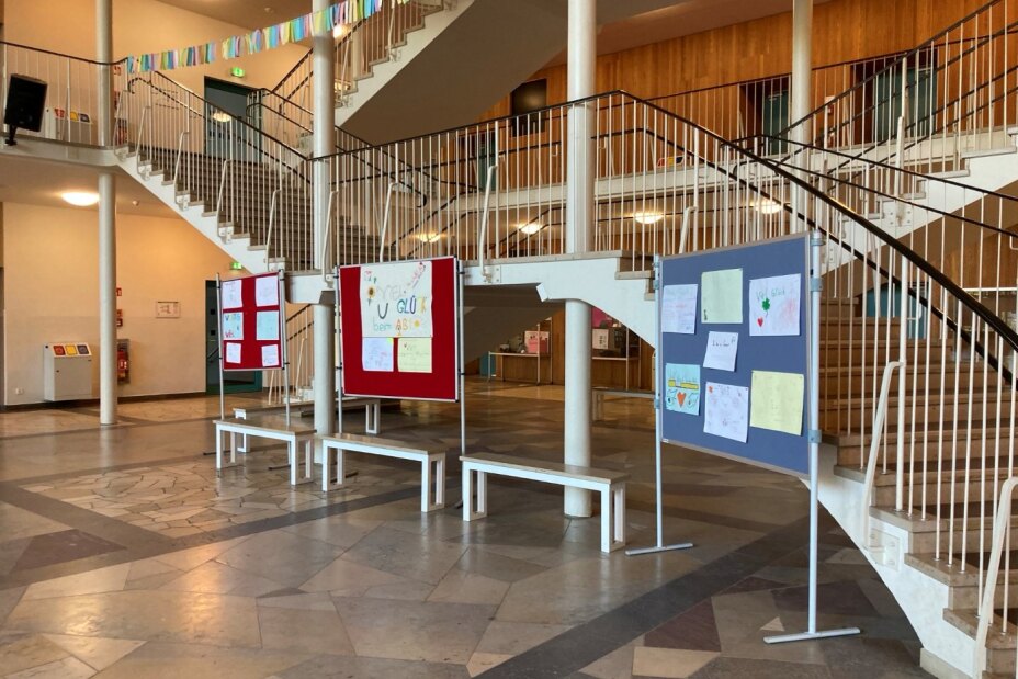 Gesamtansicht der Stellwände mit Plakaten, Bild © S. Graßl / Sigena-Gymnasium