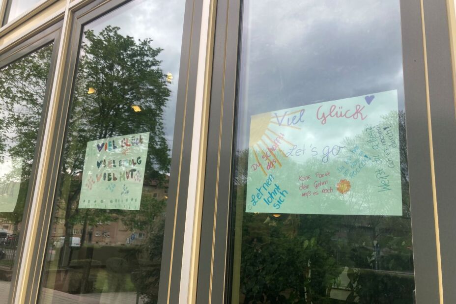 Plakate mit Wünschen im Eingangsbereich der Schule, Bild © S. Graßl / Sigena-Gymnasium