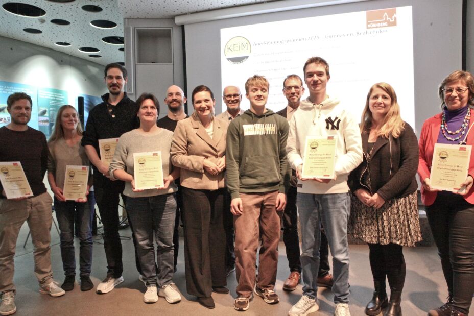 Stolz werden die Urkunden präsentiert., Bild © T. Metz / Sigena-Gymnasium