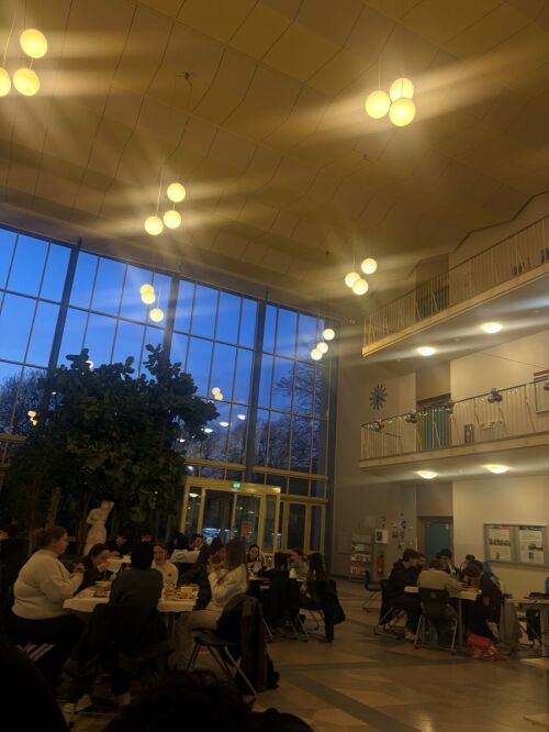 Schülergruppen sitzen in der Aula zusammen © I. Aksoy / Sigena-Gymnasium