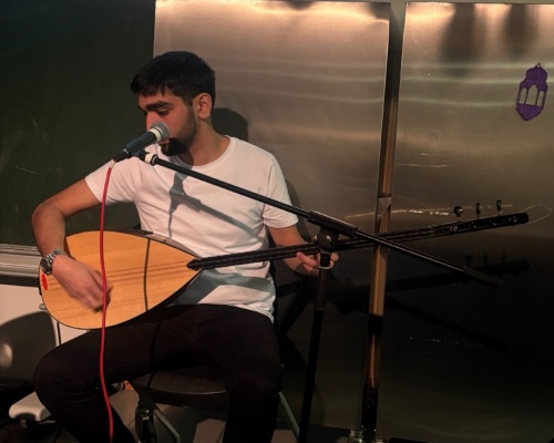 Ein Schüler spielt auf einer Saz. © I. Aksoy / Sigena-Gymnasium