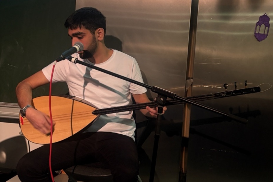 Ein Schüler spielt auf einer Saz., Bild © I. Aksoy / Sigena-Gymnasium