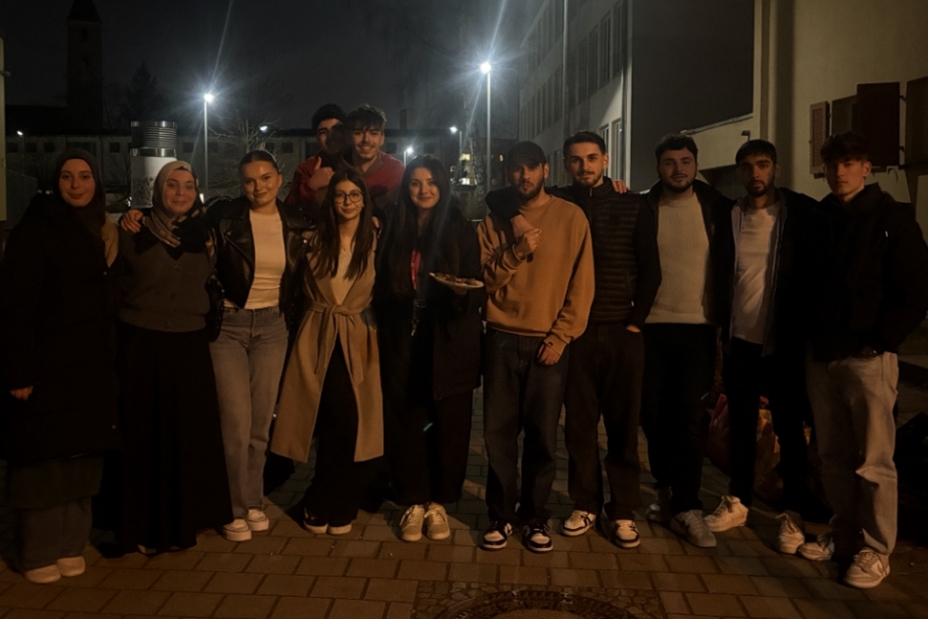 Gruppenfoto im Pausenhof, Bild © I. Aksoy / Sigena-Gymnasium