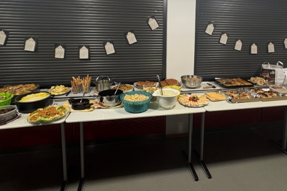 Reichlich gedecktes Buffet in der Mensa, Bild © I. Aksoy / Sigena-Gymnasium