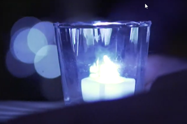 Eine Kerze leuchtet im Dunkeln