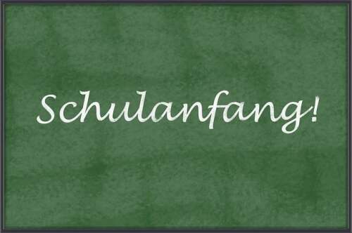 © Blickpixel / pixabay Auf einer Tafel steht das Wort "Schulanfang" © Blickpixel / pixabay