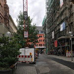 Baustelle mit Baukran in der Luitpoldstraße im Jahr 2014