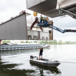 Lückenschluss über dem Main-Donau-Kanal: Am Dienstag, 30. Juni 2026, hat das Projekt Hafenbrücken eine weitere Hürde genommen. Zwei miteinander verzurrte Lastschiffe haben das 520 Tonnen schwere Brückenteil aus Stahl vom Ufer zur neuen Frankenschnellweg-Brücke transportiert.