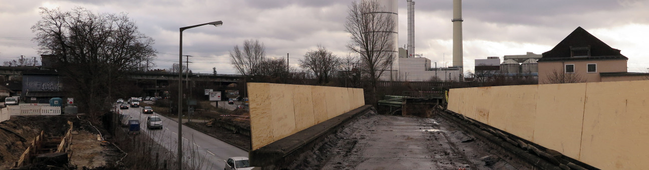 Die Verbindungsgleisbrücke über den Frankenschnellweg, im Hintergrund N-ergie., Bild © André Winkel