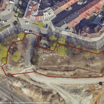 Für den Bau des Abschnitts West des kreuzungsfreien Ausbaus des Frankenschnellwegs werden Baustelleneinrichtungs- und Lagerflächen an der Emmy-Noether-Straße benötigt. Um diese Flächen einzurichten, werden hier zwischen Montag, 19. Oktober, und Freitag, 23. Oktober 2026, Bäume und Sträucher zurückgeschnitten oder entfernt.