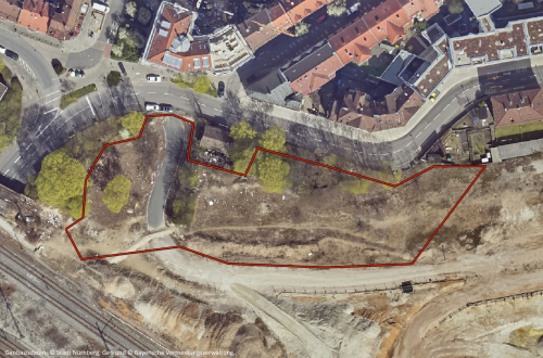 Für den Bau des Abschnitts West des kreuzungsfreien Ausbaus des Frankenschnellwegs werden Baustelleneinrichtungs- und Lagerflächen an der Emmy-Noether-Straße benötigt. Um diese Flächen einzurichten, werden hier zwischen Montag, 19. Oktober, und Freitag, 23. Oktober 2026, Bäume und Sträucher zurückgeschnitten oder entfernt.