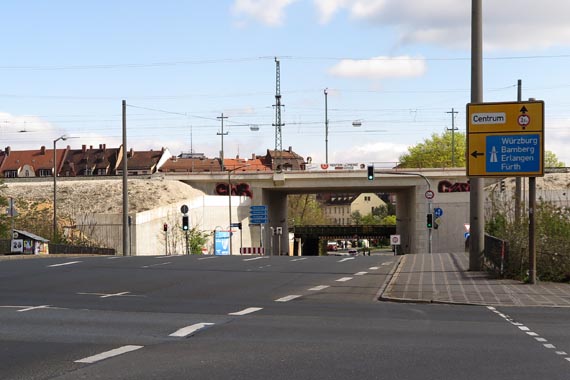 Die Schwabacher Straße kreuzt den Frankenschnellweg und führt dann unter zwei Bahnbrücken hindurch. 