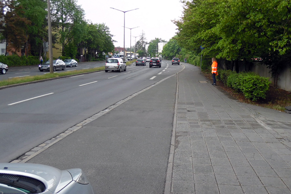 Ansbacher Straße vor dem Ausbau des Fahrradwegs