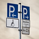 Parkplätze ausgewiesen für Bewohner und Menschen mit Behinderung