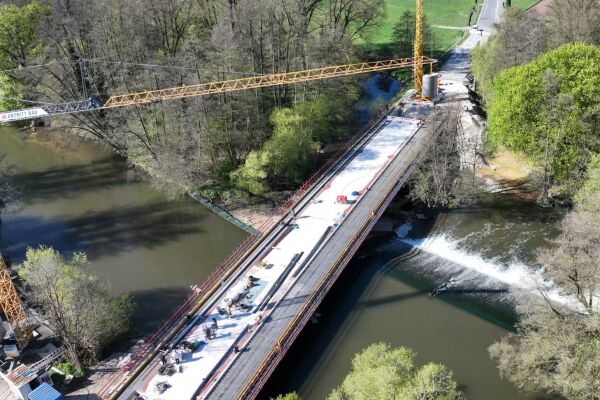 Die Arbeiten an der Rennmühlbrücke laufen; hier der Stand im April 2026