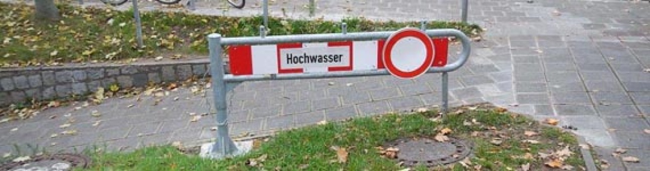 Eine Bake sperrt den Weg bei Hochwasser., Bild © SÖR