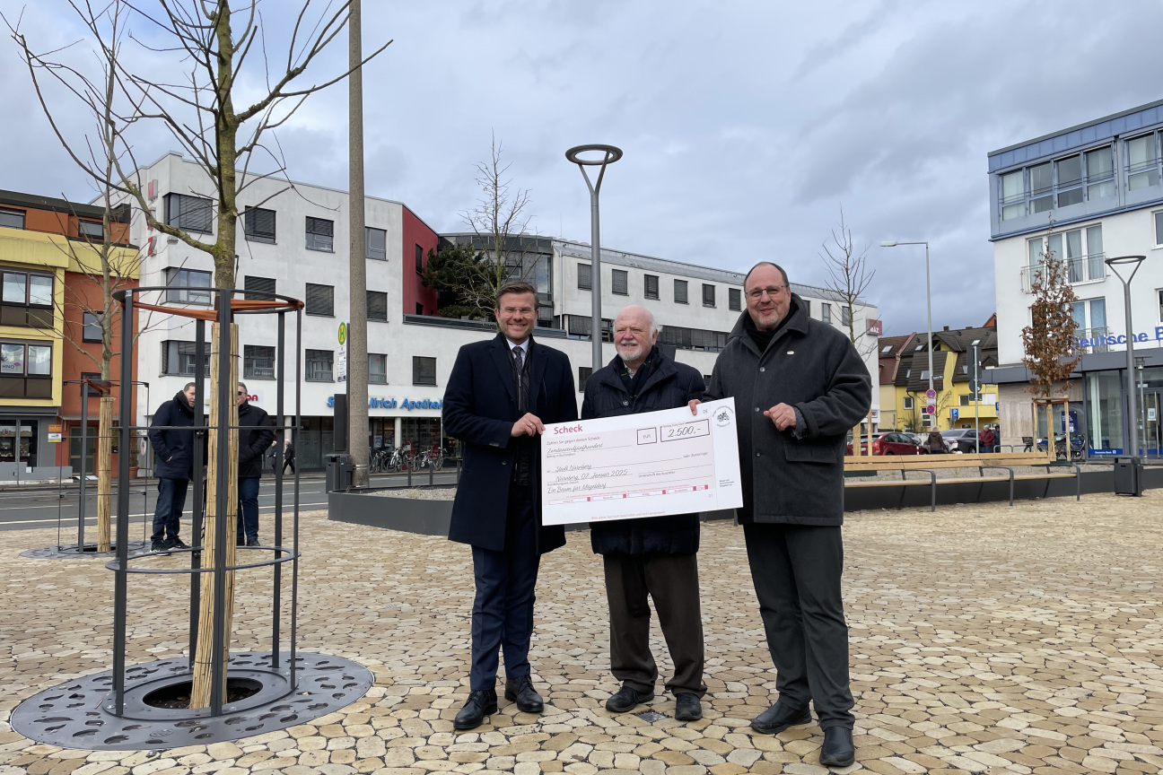 Eine Spende des Bürgervereins über 2 500 Euro für eine Baumpflanzung nahmen Oberbürgermeister Marcus König und Bürgermeister Christian Vogel dankend entgegen.
