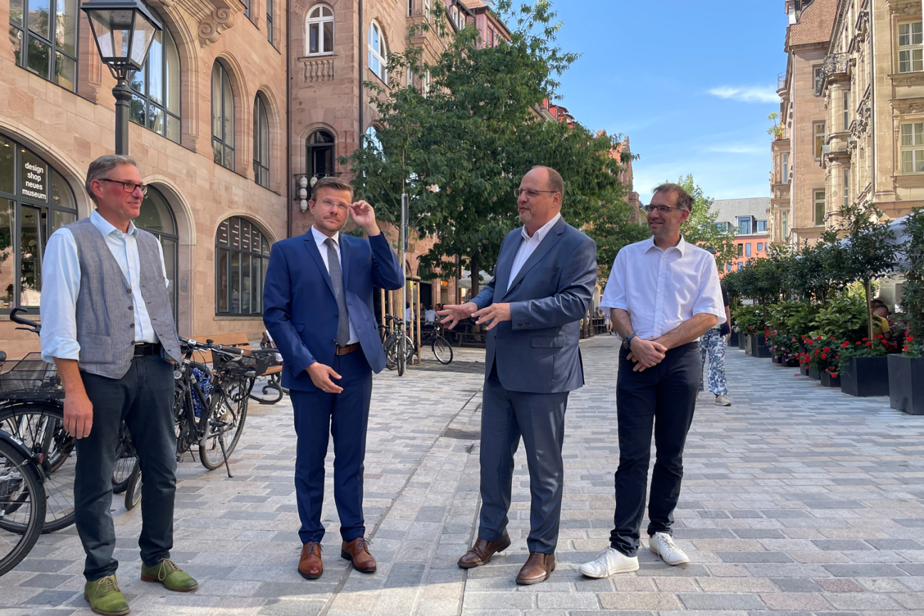 Oberbürgermeister Marcus König, Bürgermeister und Erster Sör-Werkleiter Christian Vogel, Planungs- und Baureferent Daniel F. Ulrich sowie Ralf Spyra von der Regierung von Mittelfranken bei der Einweihung der Luitpoldstraße, Bild © André Winkel / Stadt Nürnberg