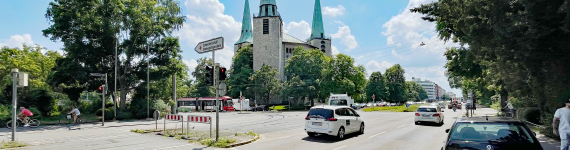 Bayreuther Straße mit Dreieinigkeitskirche