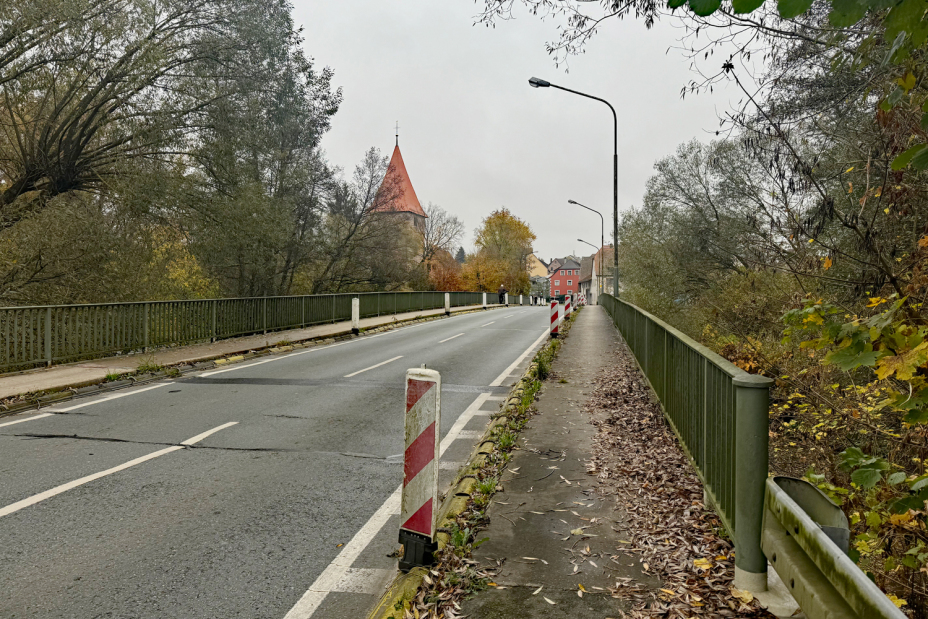 Der Servicebetrieb Öffentlicher Raum Nürnberg (SÖR) ersetzt die Brücke Rennmühlstraße über die Rednitz in Kürze durch einen Neubau. Die Brücke ist derzeit in einem sehr schlechten Zustand, sie ist auf 12 t beschränkt und die Fahrspuren sind durch Baken eingeengt. Es liegt eine statische Überbeanspruchung des Überbaus vor. Aus verkehrssicherheitstechnischen und auch aus wirtschaftlichen Gründen ist ein Ersatzneubau erforderlich., Bild © André Winkel / Stadt Nürnberg