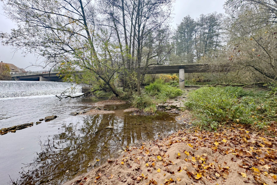 Der Servicebetrieb Öffentlicher Raum Nürnberg (SÖR) ersetzt die Brücke Rennmühlstraße über die Rednitz in Kürze durch einen Neubau. Die Brücke ist derzeit in einem sehr schlechten Zustand, sie ist auf 12 t beschränkt und die Fahrspuren sind durch Baken eingeengt. Es liegt eine statische Überbeanspruchung des Überbaus vor. Aus verkehrssicherheitstechnischen und auch aus wirtschaftlichen Gründen ist ein Ersatzneubau erforderlich., Bild © André Winkel / Stadt Nürnberg