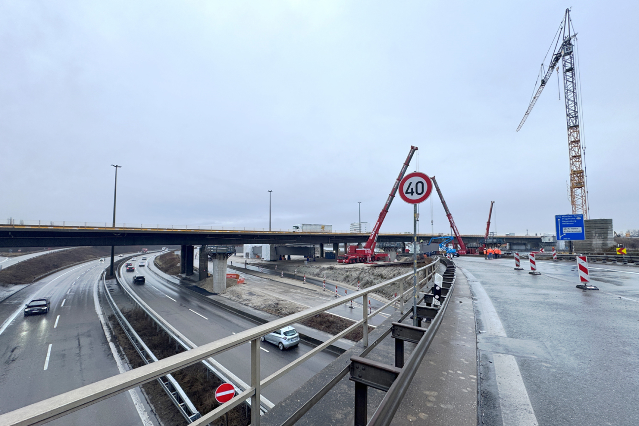 Projekt Hafenbrücken: Einbau eines Brückenabschnitts über der Südwesttangente, Bild © André Winkel / Stadt Nürnberg