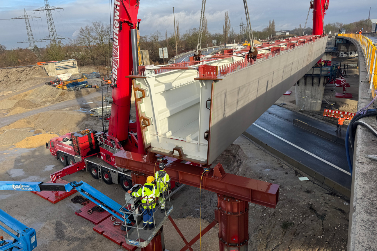 Projekt Hafenbrücken: Einbau eines Brückenabschnitts über der Südwesttangente, Bild © André Winkel / Stadt Nürnberg