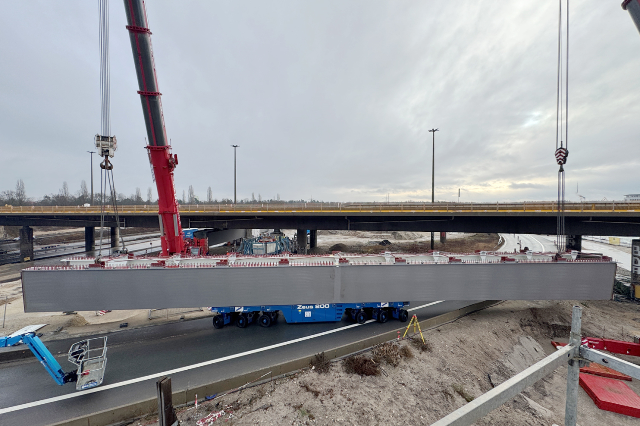 Projekt Hafenbrücken: Einbau eines Brückenabschnitts über der Südwesttangente, Bild © André Winkel / Stadt Nürnberg