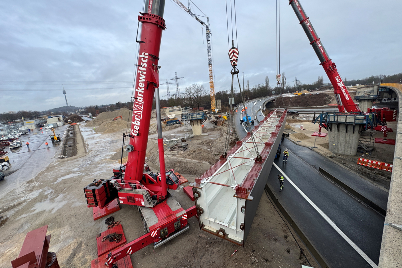 Projekt Hafenbrücken: Einbau eines Brückenabschnitts über der Südwesttangente, Bild © André Winkel / Stadt Nürnberg