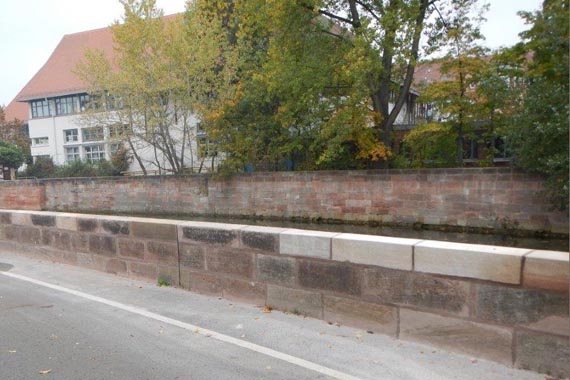 Die Ufermauern an der Pegnitz dienen auch dem Hochwasserschutz.