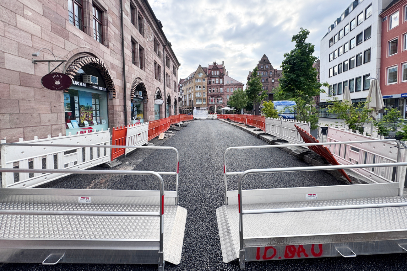 Hallplatz: Baustelle mit Grabenbrücken für Fußgänger., Bild © André Winkel / Stadt Nürnberg