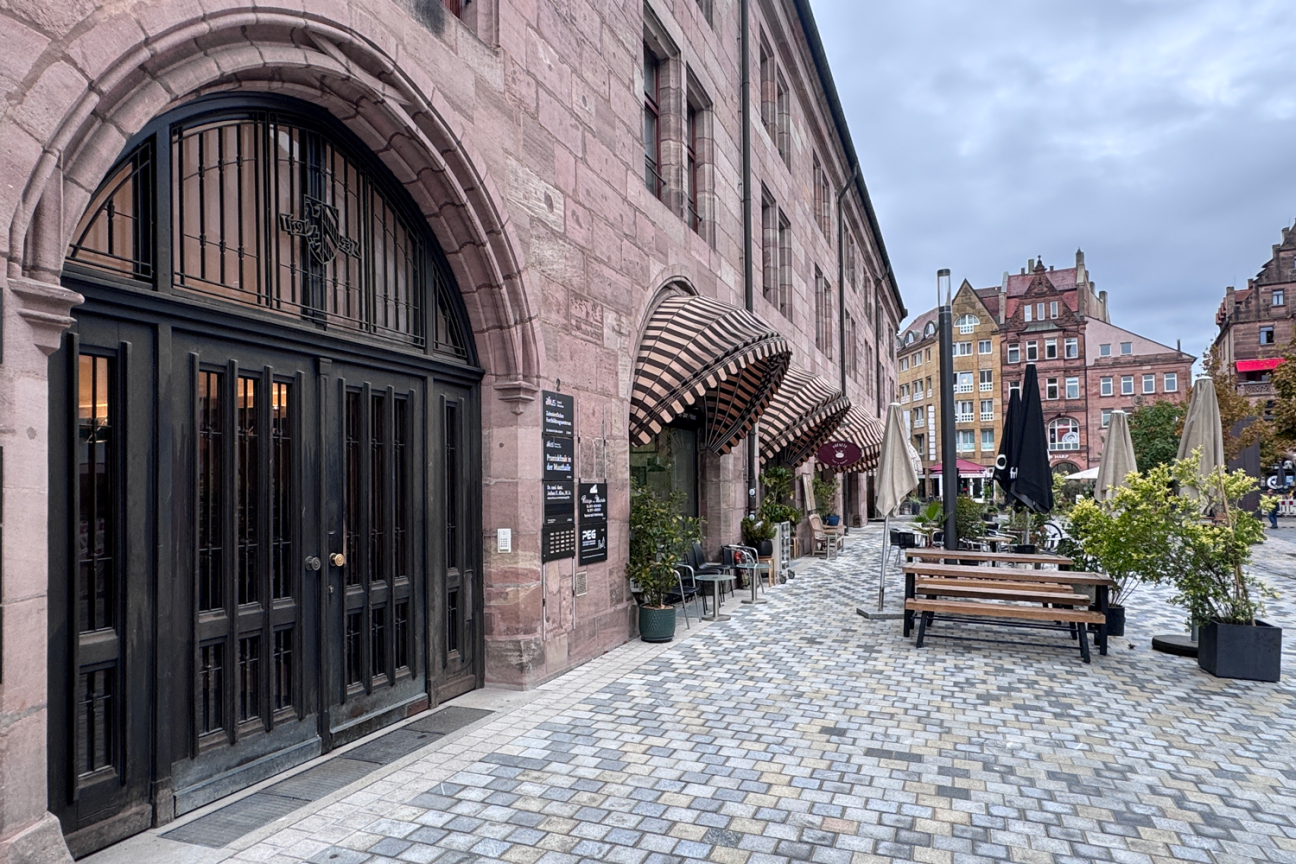 Barrierefreiheit:  Das Granitpflaster auf der nördlichen Platzseite wurde so angehoben, dass die bisherigen Stufen vor den Hauseingängen verschwunden sind., Bild © André Winkel / Stadt NÜrnberg