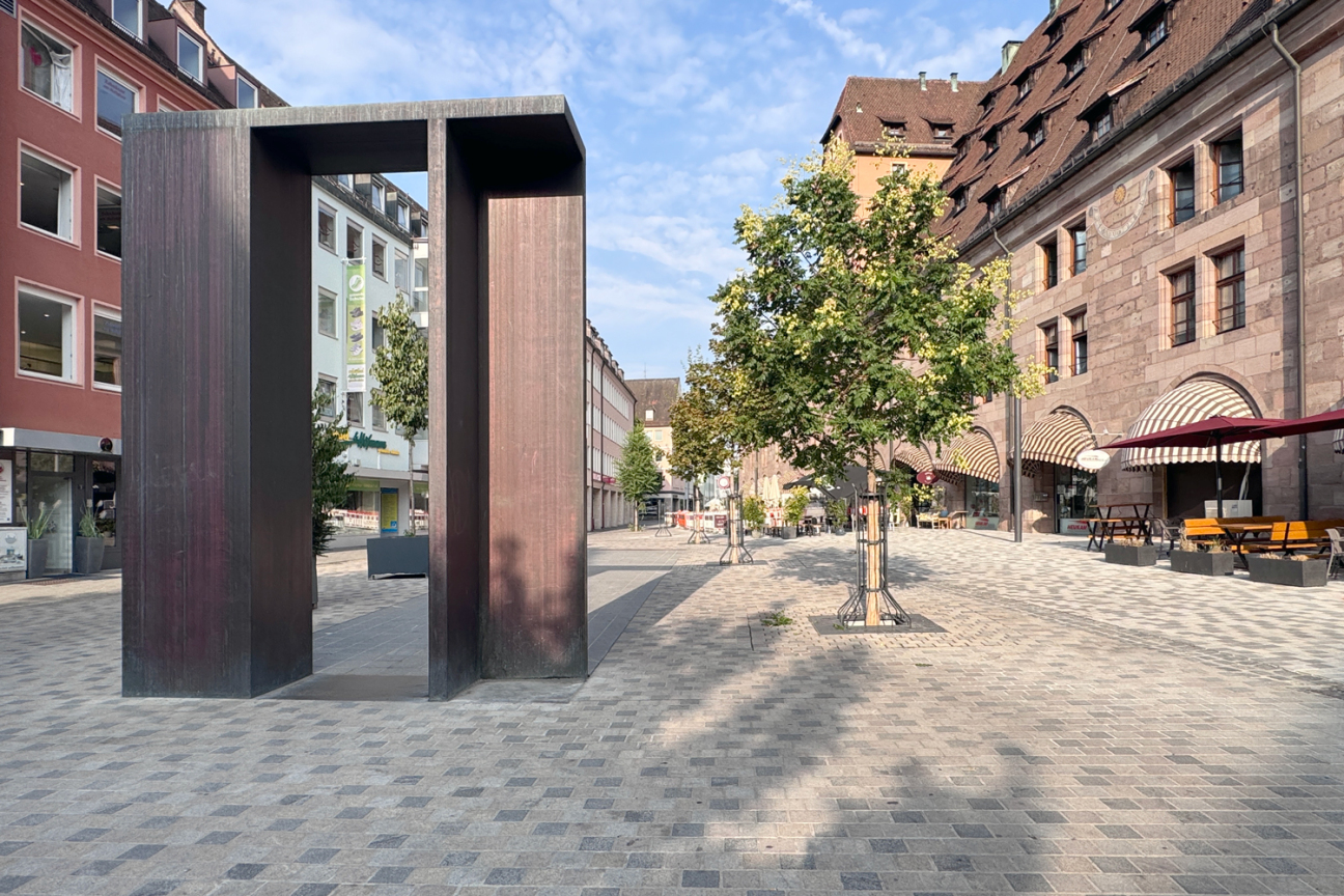 Auch das Denkmal „Flucht und Vertreibung“ wurde in die neue Platzgestaltung einbezogen und deutlich aufgewertet., Bild © André Winkel / Stadt NÜrnberg